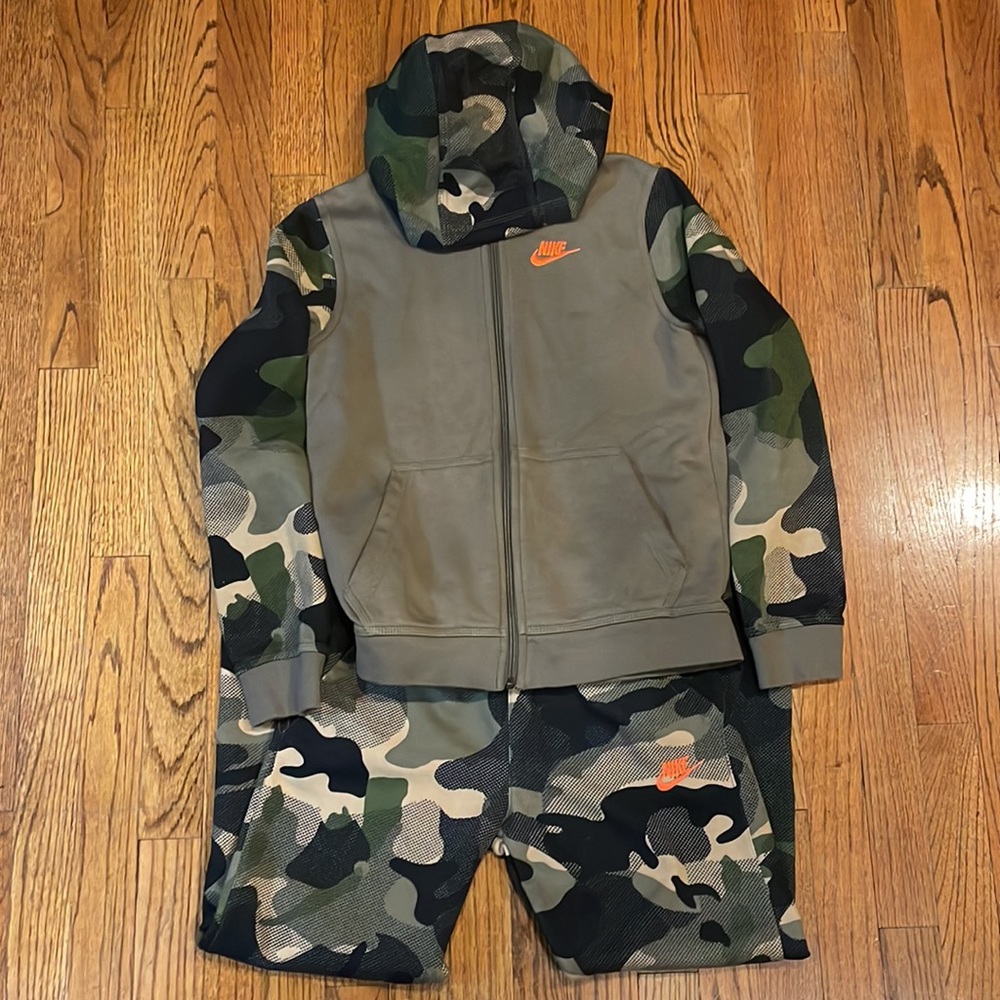 Boys Nike Sweatpants with zip up hoodie